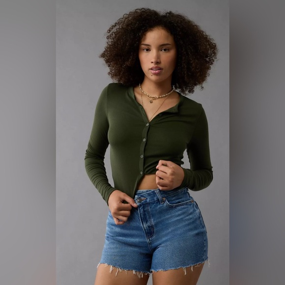 Pants - AE Stretch Curvy Crossover Denim Mom Short